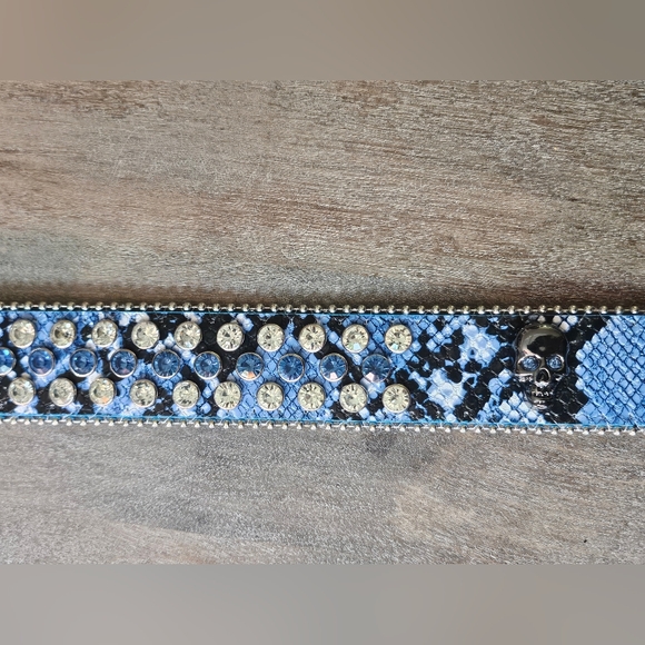 NWT Blue Snake Print Rhinestone Studded Belt With Skull Conchos - Picture 5 of 5
